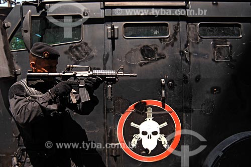  Subject: Bope (Special Forces of Militar Police) policeman holding gun in front of armored car / Place: Between Morro Pereirao and Tavares Bastos - Rio de Janeiro city - Rio de Janeiro state / Date: 07/2008 