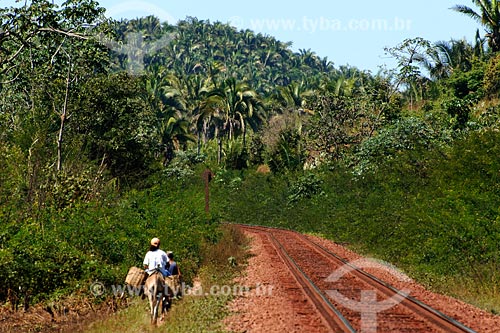  Subject: Man mounted in donkey near railway / Place: Tufilandia region - Maranhao state / Date: 08/2008 