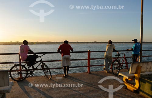  Subject: People admiring view of Tocantins and Araguaia rivers confluence / Place: Maraba village - Para state / Date: 08/2008 