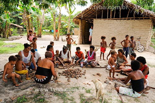  Subject: Agua Preta village - Babaçu coconut breakers / Place: Miranda do Norte region - Maranhao state / Date: 08/2008 