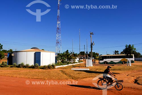  Subject: Man riding bicycle on dirt road / Place: Bom Jesus das Selvas village - Maranhao state / Date: 08/2008 