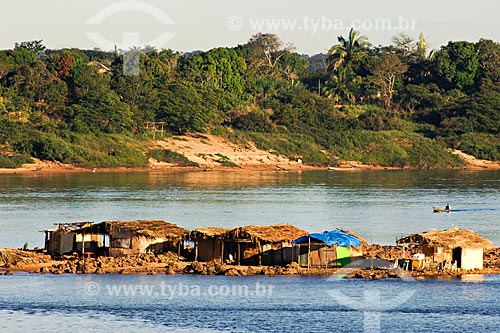  Subject: Dwelling in the middle of Tocantins river / Place: Imperatriz town - Maranhao state / Date: 08/2008 