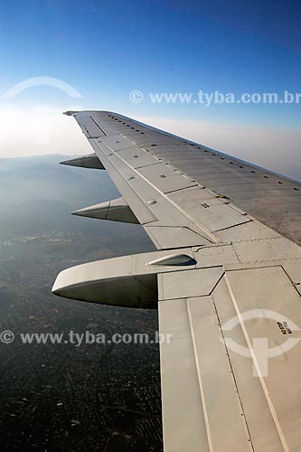  Subject: Wing of airplane during flight / Date: 08/2008 