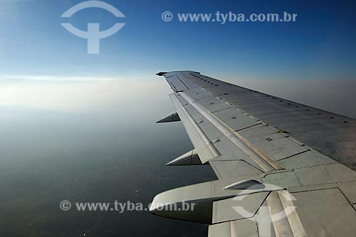  Subject: Wing of airplane during flight / Date: 08/2008 