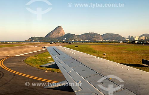  Wing of airplane at Santos Dumont airport with blick to the Sugar loaf mountain  - Rio de Janeiro city - Rio de Janeiro state - Brazil