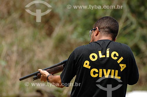  Subject: Detail of Civil Police officer (Brazil) holding shotgun during shooting practice / Place: Civil Police (Brazil) Shooting practice center - Rio de Janeiro city - Rio de Janeiro state / Date: 09/2008 