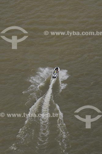  Subject: Spume trail of a Motor-boat - Guajara River / Place: Belem City - Para State - Brazil / Date: 10/11/2008 