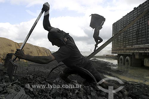  Subject: Coalman working / Place: Para State - Brazil/ Date: 05/14/2004 
