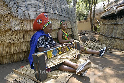  Subject: Women doing handicraft / Place: Lesedi Village - Johannesburg City -  South Africa / Date: 03/11/2007 