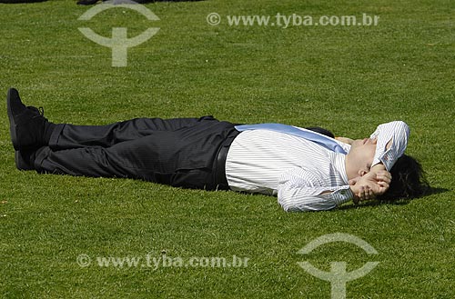  Subject: Executive lying on the grass in La Defense / Place: Paris City - France / Date: 04/18/2007 