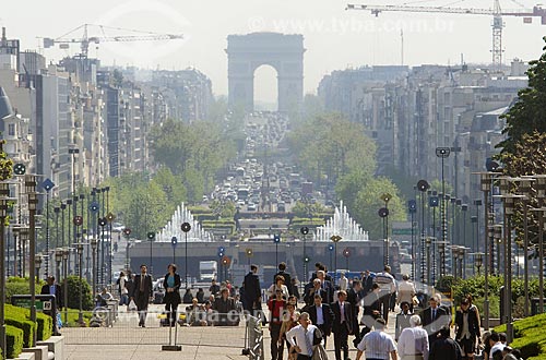  Subject: La Defense district with Arch of Triumph / Place: Paris City - France / Date: 04/18/2007 