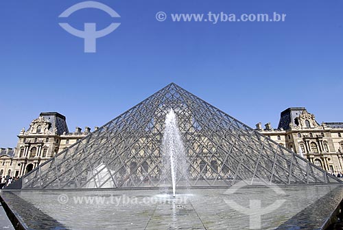  Subject: The Louvre Museum (Musée du Louvre) and pyramid / Place: Paris City - France / Date: 04/19/2007 