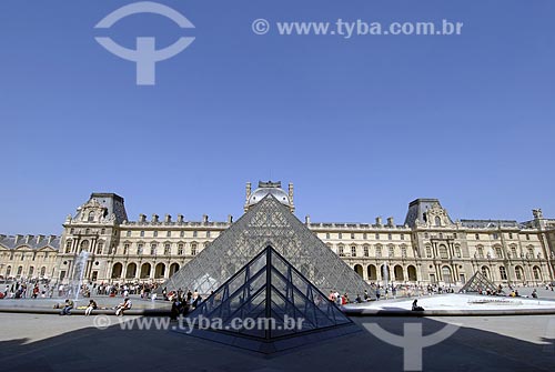  Subject: The Louvre Museum (Musée du Louvre) and pyramid / Place: Paris City - France / Date: 04/19/2007 