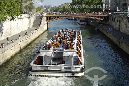  Subject: Fly Boat (Bateaux Mouches ) stroll in Seine River / Place: Paris City - France / Date: 04/19/2007 