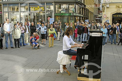  Subject: Person performing at Graben stree in Viena`s center / Place: Viena City - Austria / Date: 04/21/2007 