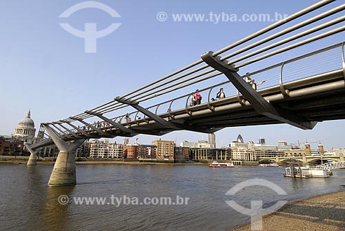  Subject: Millennium footbridge - St. Paul Cathedral in the background / Place: London - England / Date: 04/28/2007 