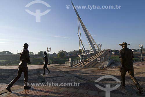  Subject: Joaquim Macedo footbrigde and statues in tribute to the workers of Rio Branco (Christina Motta work) in front of Mercado Velho (Old Market) / Place: Rio Branco City - Acre State - Brazil / Date: 07/16/2008 