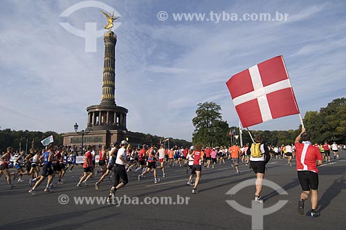  Subject: Marathoners crossing the Siegessaule square; the victory square / Place: Berlin - Germany / Date: 09/27/2008 