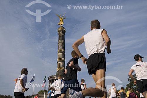  Subject: Marathoners crossing the Siegessaule square; the victory square / Place: Berlin - Germany / Date: 09/27/2008 