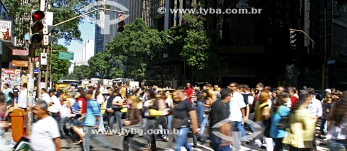  Subject: Traffic light and pedestrian in the center of Rio de Janeiro / Place: Rio de Janeiro City - Rio de Janeiro State - Brazil / Date: 05/13/2008 