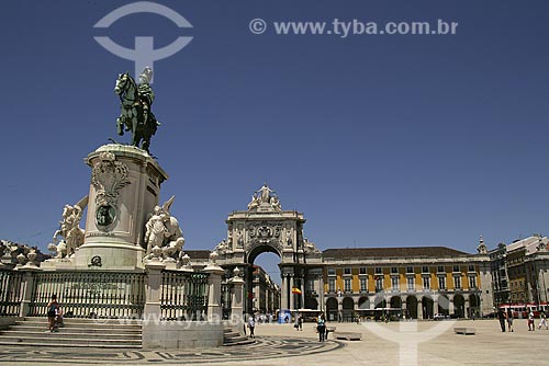  Subject: Praça do Comércio (Place of Trade), Equestrian Statue of D. Manuel with Triumphal Arch in the background / Place: Lisbon - Portugal / Date: 07/24/2006 