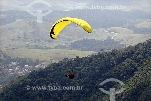  Subject: Man Practicing Paraglider in Valenca / Place: municipal district of Valenca - Rio de Janeiro state - Brazil / Date: 04/30/2006 