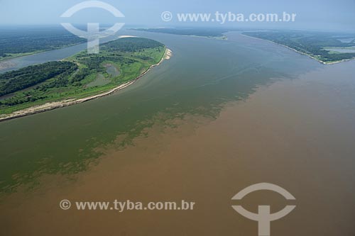  Subject: Meeting of the Madeira and Amazon rivers, on the right bank of the Amazon River, between Manaus and Itacoatiara cities / Place: Amazonas state - Brazil / Date: 10/29/2007 