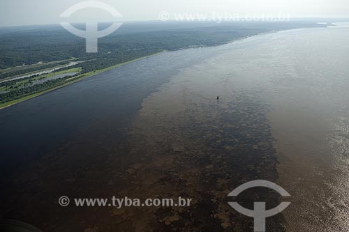  Subject: Meeting of the waters of the Solimoes and Negro rivers, forming the Amazon river / Place: Amazonas state - Brazil / Date: 10/29/2007 