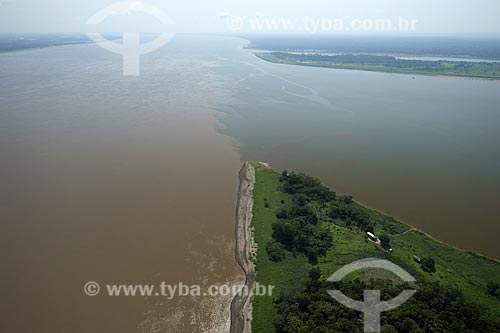  Subject: Meeting of the Madeira and Amazon rivers, on the right bank of the Amazon River, between Manaus and Itacoatiara cities / Place: Amazonas state - Brazil / Date: 10/29/2007 