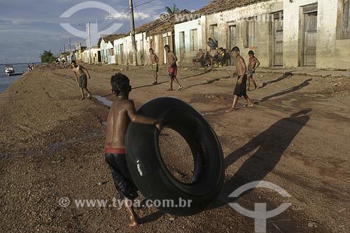  Subject: Children playing on the edge of the Tocantins River / Place: Maraba City - Para State - Brazil / Date: 2004 