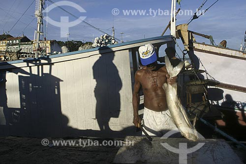  Subject: Man cleaning fish - Ver-o-peso Market (See the Weight Market) / Place: Belem City - Para State - Brazil / Date: March 2004 