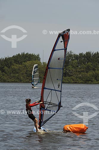  Subject: Woman practicing windsurf - Marapendi Lake / Place: Barra da Tijuca Neighbourhood - Rio de Janeiro City - Rio de Janeiro State - Brazil / Date: November 2008 