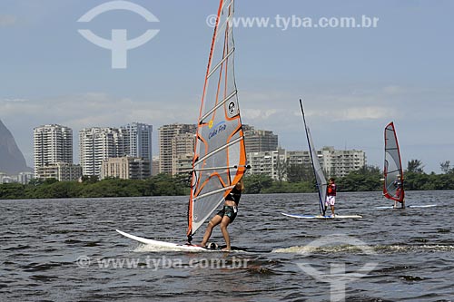  Subject: Woman practicing windsurf - Marapendi Lake / Place: Barra da Tijuca Neighbourhood - Rio de Janeiro City - Rio de Janeiro State - Brazil / Date: November 2008 