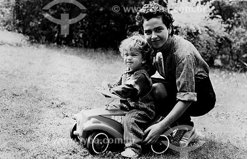  Subject: Woman with child playing in the garden / Place: Germany / Date: 1997 