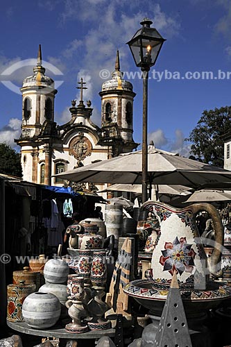  Subject: Fair of handicrafts in soapstone with Sao Francisco de Assis Church in the background / Place: Ouro Preto City - Minas Gerais State - Brazil / Date: April 2009 