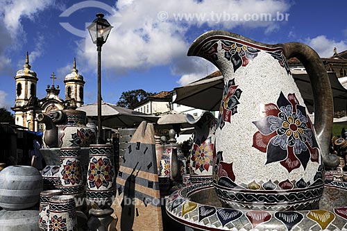  Subject: Fair of handicrafts in soapstone with Sao Francisco de Assis Church in the background / Place: Ouro Preto City - Minas Gerais State - Brazil / Date: April 2009 