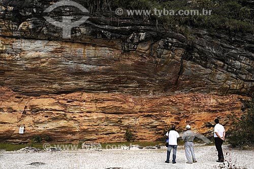  Tourists observing the cave paintings at the archeological site of Pedra Pintada  - Barao de Cocais city - Minas Gerais state (MG) - Brazil