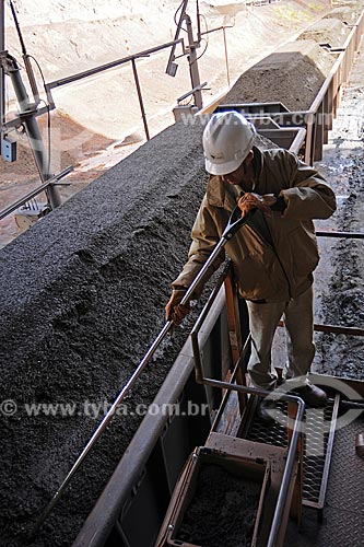  Brucutu mine - Worker colecting piece of iron ore for quality analysis  - Sao Gonçalo do Rio Abaixo city - Minas Gerais state (MG) - Brazil