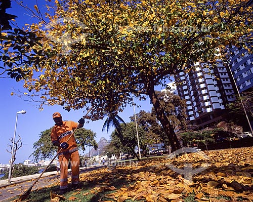  Subject: Street-sweeper collecting leaves during fall / Place: Lagoa Rodrigo de Freitas - Rio de Janeiro city - Rio de Janeiro state - Brazil / Date: 2008 