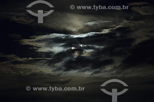  Subject: Full moon during a cloudy night / Place: / Date: 2008 