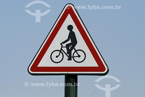  Subject: Roadsign - Attention cyclists / Place: France / Date: 2007 