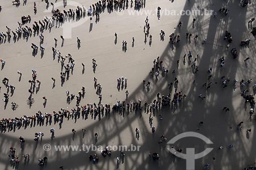  Subject: Shadow of the Eiffel Tower and the queue of visitors / Place: Paris City - France / Date: 2008 