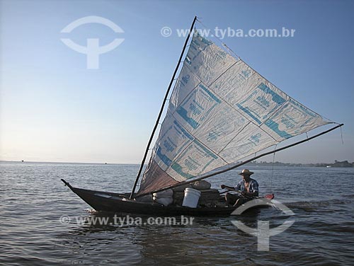  Subject: Fishing boat - Down Amazonas River / Place: Near Santarem city - Para State - Brazil / Date: August 2003 