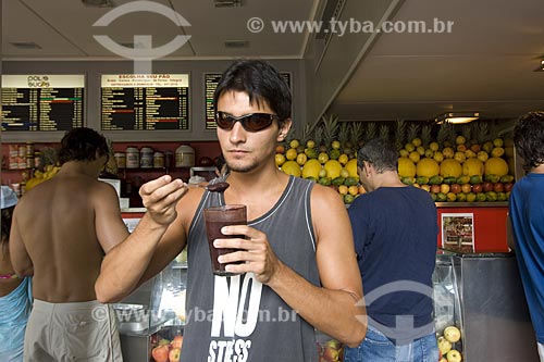  Subject: Boy eating Açai juice - Ipanema neighbourhood / Place: Rio de Janeiro City - Rio de Janeiro State - Brazil / Date: February 2006 *Released 