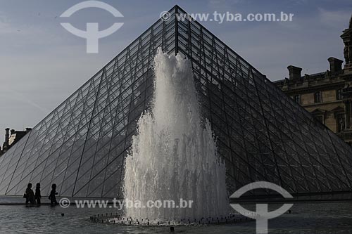  Subject: The Louvre Museum Pyramid / Place: Paris - France / Date: May 2009 