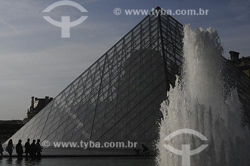  Subject: The Louvre Museum Pyramid / Place: Paris - France / Date: May 2009 