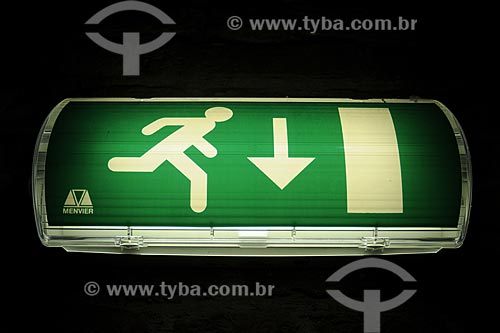  Subject: Emergency exit sign / Place: Amsterdam - Holanda / Date: May 2009 