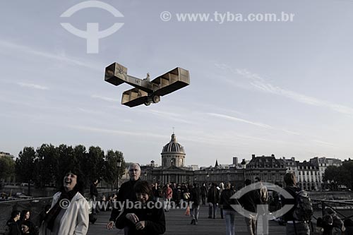  Subject: Performance with a prototype of the 14 A plane created by Santos Dumont in Paris / Place: France / Date: May 2009 