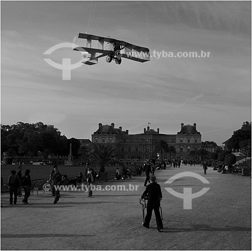  Subject: Performance with a prototype of the 14 A plane created by Santos Dumont in Paris / Place: France / Date: May 2009 