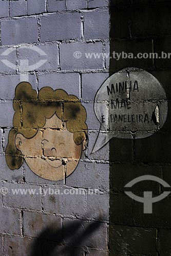  Subject: Painting on wall of brick showing the face of a child (girl) next to the Cooperative Paneleiras de Goiabeiras Velha / Place: Vitoria - Espirito Santo state - Brazil / Date: March 2008 